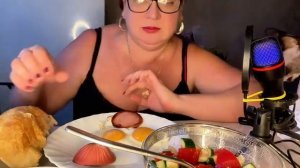 ОЧЕНЬ СИЛЬНО ЯИШЕНКИ ЗАХОТЕЛОСЬ/ЯИШЕНКА С САЛАТОМ И МОЛОЧКОМ/НАШ ОЧЕРЕДНОЙ ЧАЙНИК🤣/МУКБАНГ