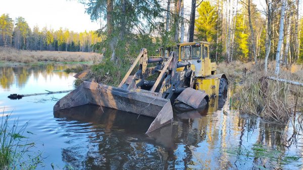 Испытание Советского трактора КИРОВЕЦ c V12 В БОЛОТЕ