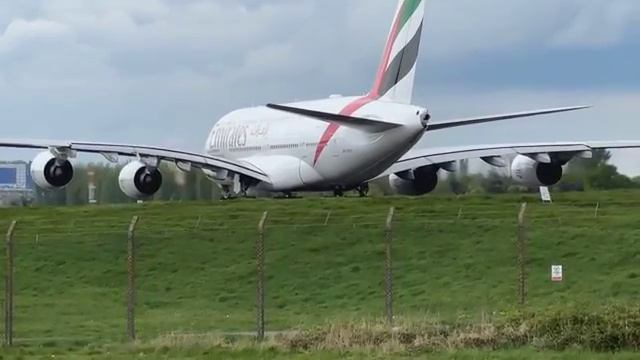 Emirates Airbus A380-861 . смотреть онлайн