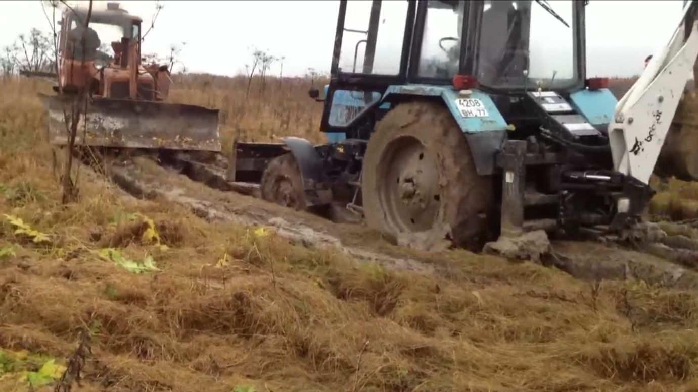 Трактор МТЗ-82 застрял в болоте, ДТ-75 выручает. смотреть онлайн