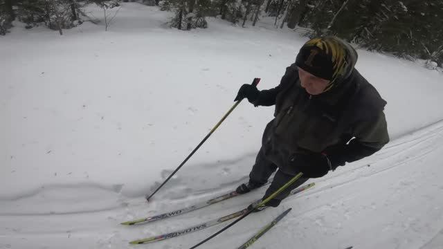 Деду 76 лет, бегает на лыжах каждый день. Прогулка с бармалеем. Добрые походы. смотреть онлайн