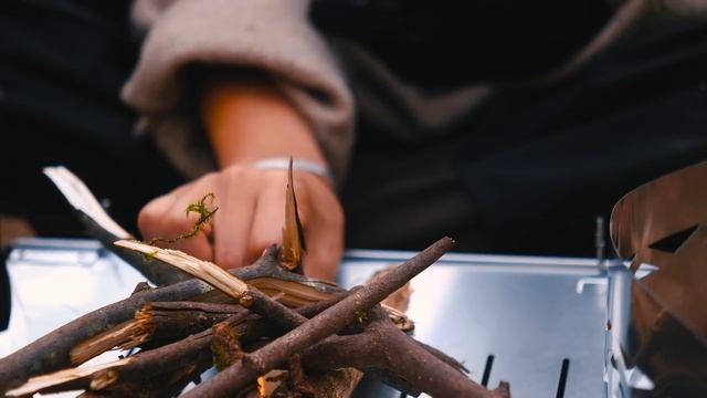Горячий палаточный кемпинг среди красивых красных листьев Японии смотреть онлайн