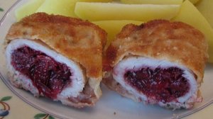 Рулетики из свинины с клюквенной начинкой и черносливом