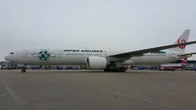 Japan Airlines Sky Eco Boeing 777-300 . смотреть онлайн