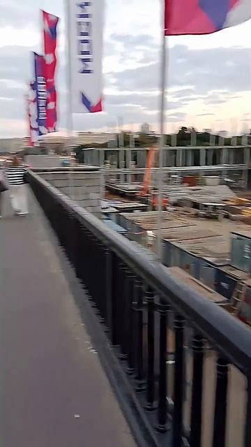 В парке строят что-то мощное.