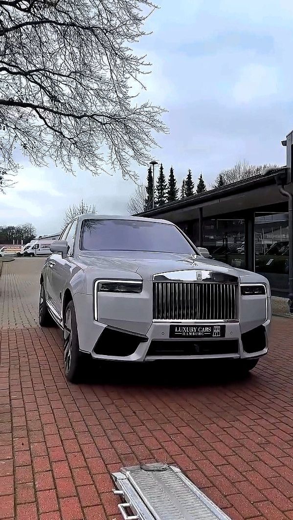 Rolls-Royce Cullinan Series II смотреть онлайн