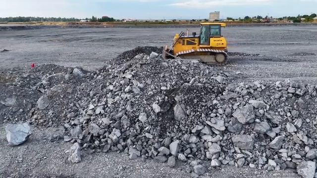 Ep12. Отсыпка огромного озера. Бульдозер Shantui и грузовики засыпают участок. смотреть онлайн