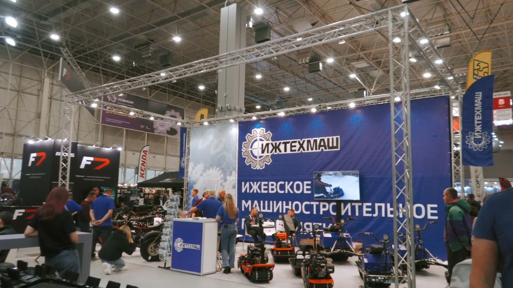 Выставка МОТОЗИМА. Часть 5. Стенд ИжТехМаш. Летняя техника - мотоциклы Скаут. смотреть онлайн