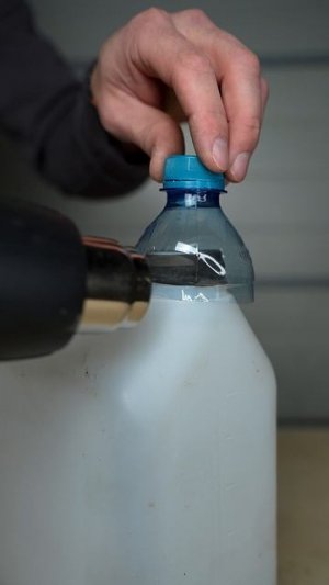 Запомни эту хитрость! Как сделать удобную крышку на канистру?