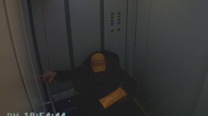 Мужчина застрял в лифте с Чебурашкой.