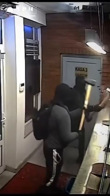 #Польша Двое граждан Украины попытались обнести валютный обменник смотреть онлайн