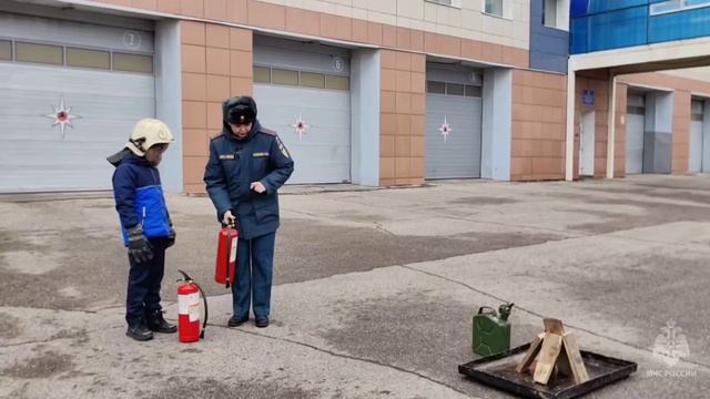 #ДетиНаучат: как пользоваться огнетушителем? смотреть онлайн