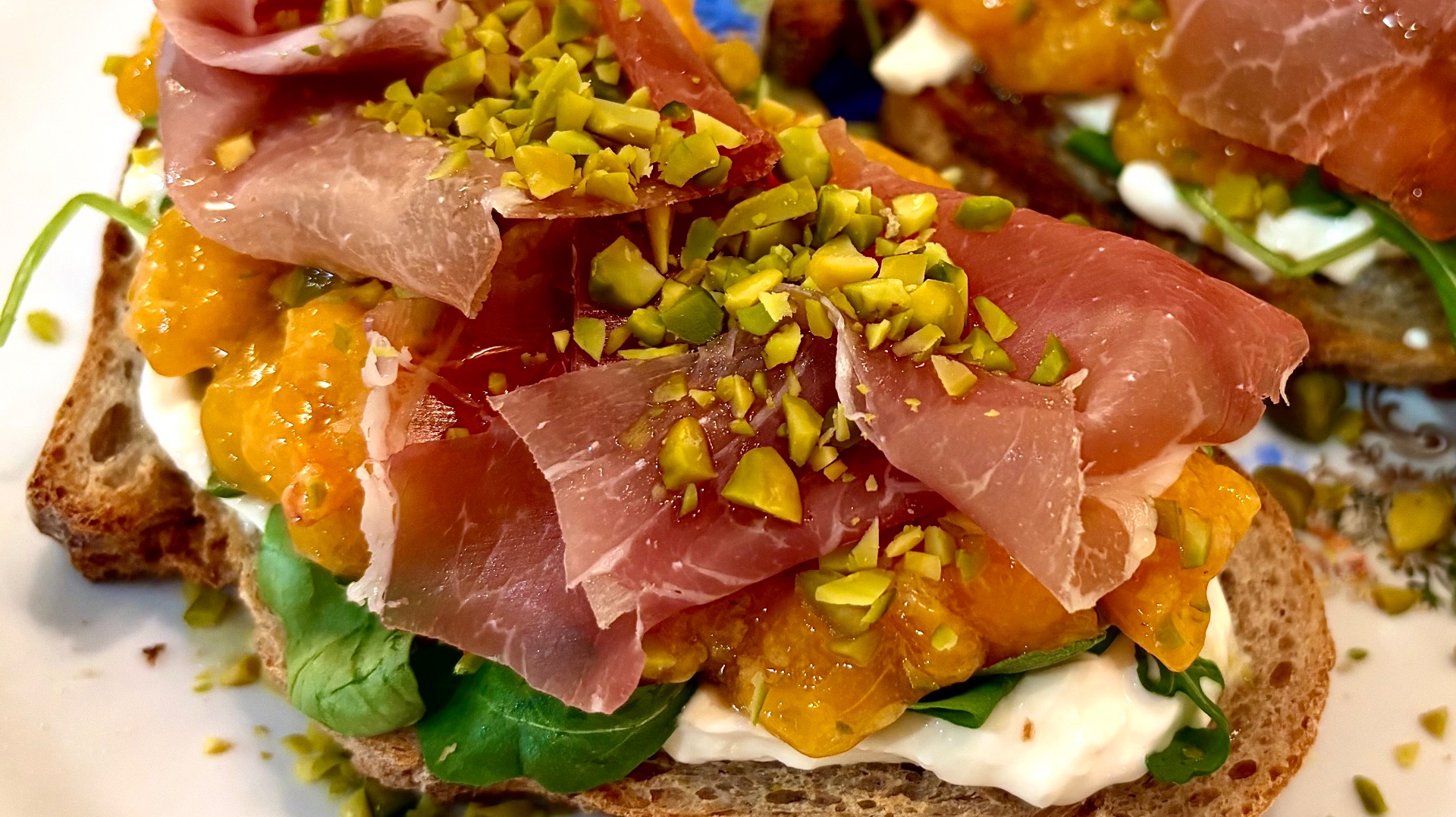 Брускетта со спелой хурмой, страчателлой и хамоном