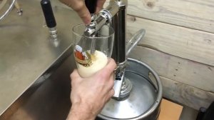 Розлив из КЕГ с помощью ручного помпового устройства