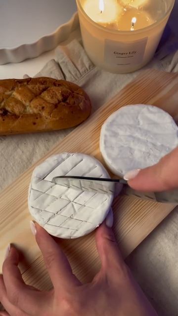 Запечённый сыр с гренками