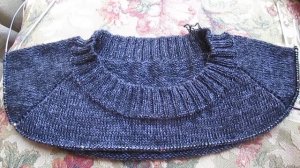 Мужской джемпер регланом сверху