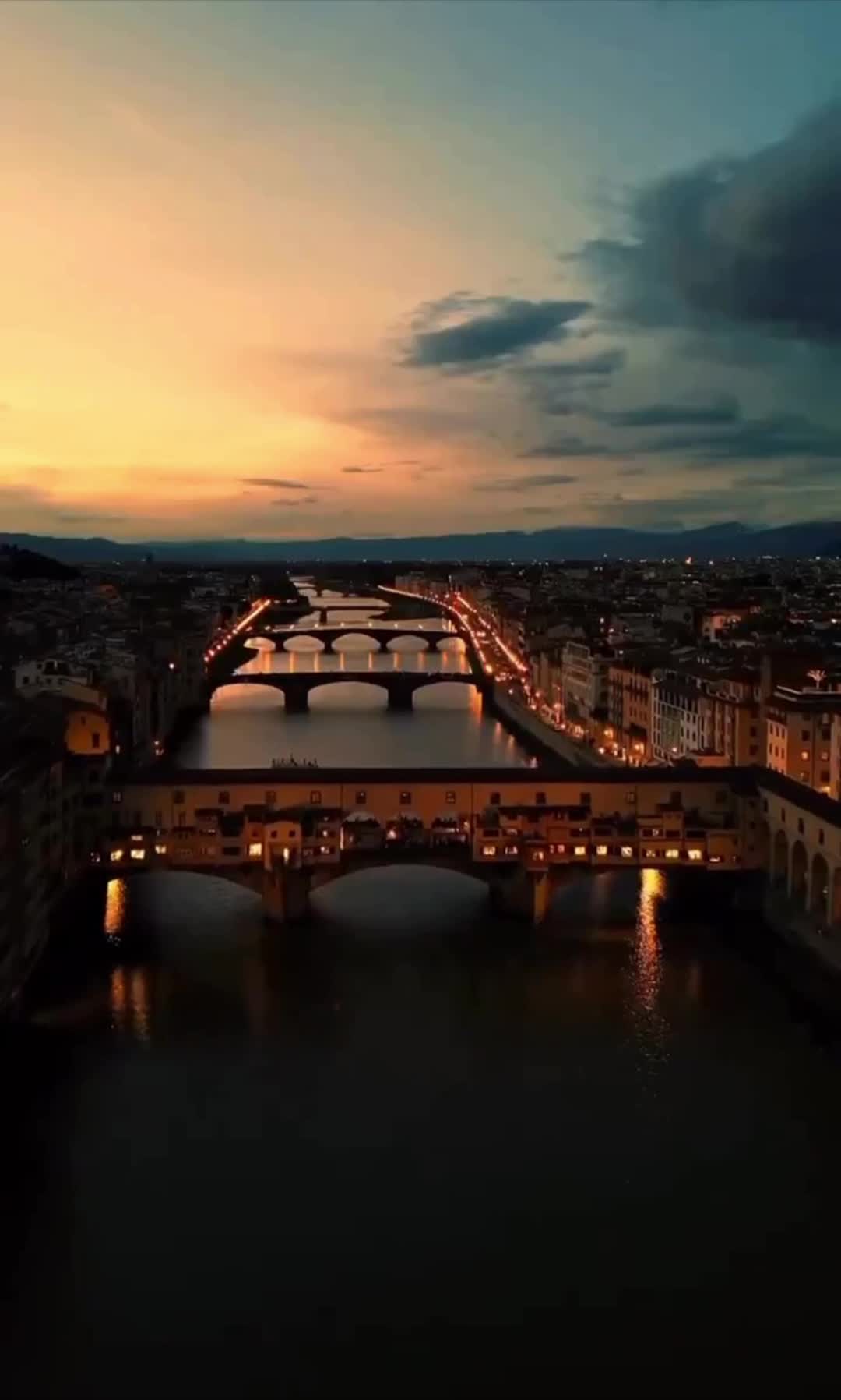 На Понте Веккью во Флоренции можно увидеть дома, стоящие на мосту, создавая уникальный архитектур... смотреть онлайн