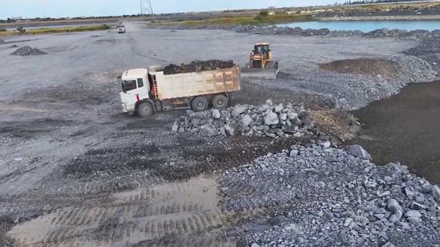 Ep8. Отсыпка огромного озера. Бульдозер Shantui и грузовики засыпают участок. смотреть онлайн
