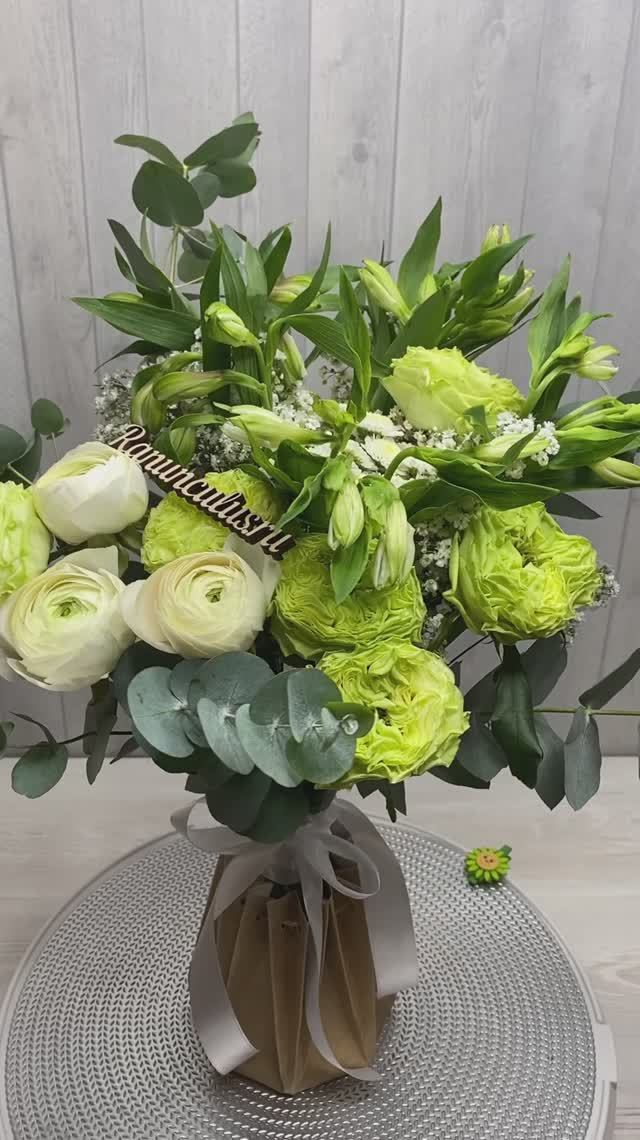 Букет из пионовидных роз и ранункулюсов смотреть онлайн