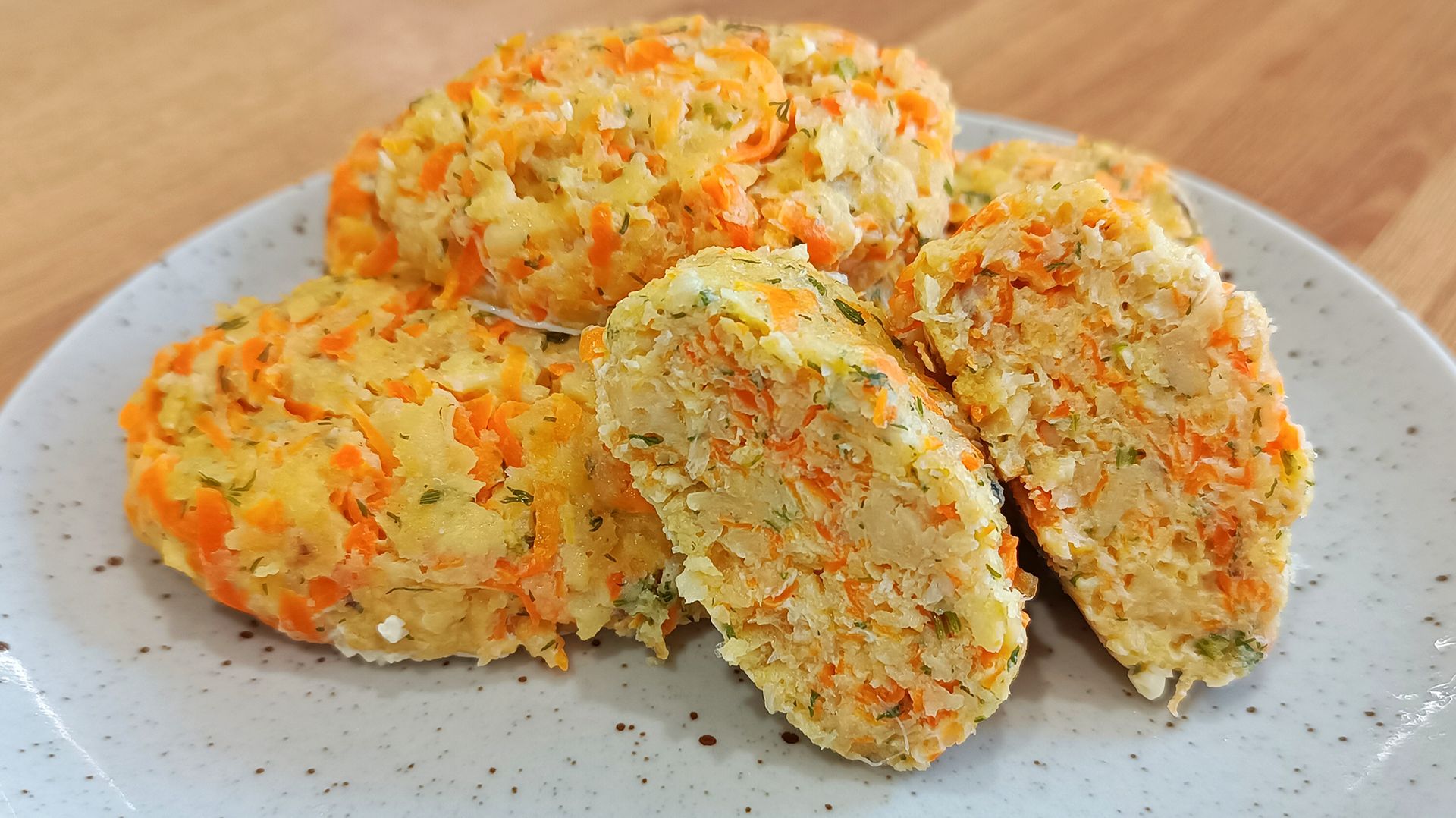 ДИЕТИЧЕСКИЕ РЫБНЫЕ КОТЛЕТЫ из хека с морковью и укропом, приготовленные на пару смотреть онлайн