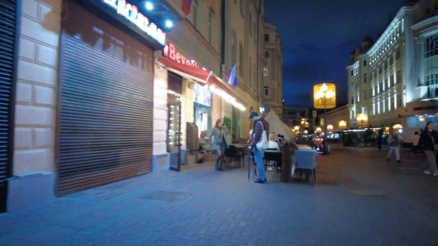 Москва, Арбат 2025 Старый и Новый. Зелёная галерея на улице. С каждым годом Арбат всё краше и краше.