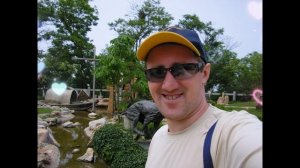 Песня Дед Мороз вам обещает счастья, радости и любви.