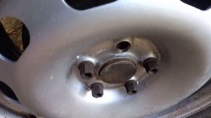 Сорвало болты на колесе! Как открутить сорванные болты на колесе.