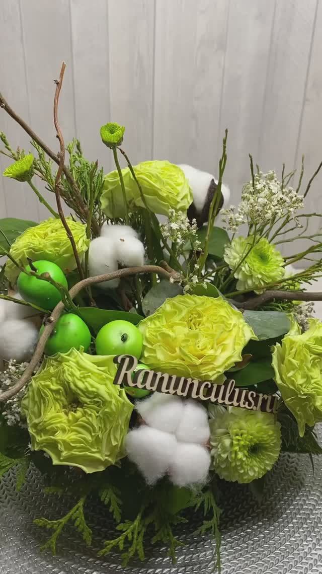 Композиция на стол из пионовидных роз и хлопка смотреть онлайн