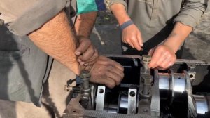 Афганистан. Капитальный ремонт двигателя грузовика на дороге