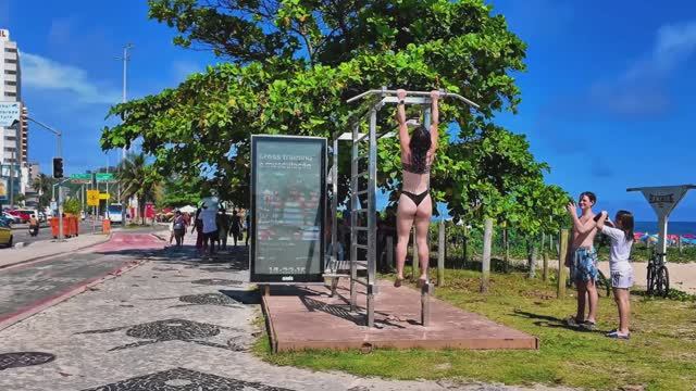 Красивая женщина в микробикини подтягивается на турнике у всех на виду 👀 смотреть онлайн