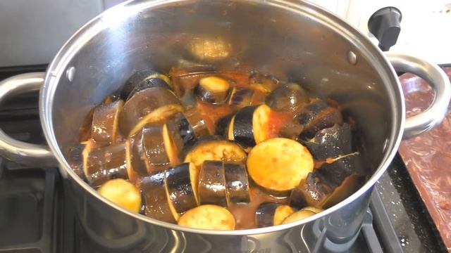 На зиму то что нужно! Баклажаны в томатном соусе с зеленью и чесноком. [BYHmrh3oPoE]