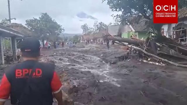 В Индонезии эвакуировали 170 альпинистов с подножия вулкана Семеру смотреть онлайн