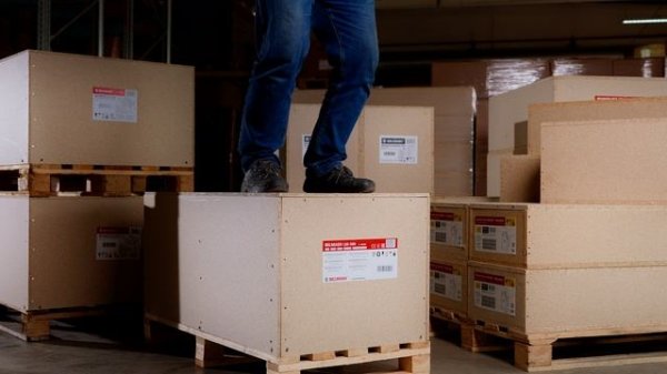 Упаковка тяжёлых станков на заводе BELMASH