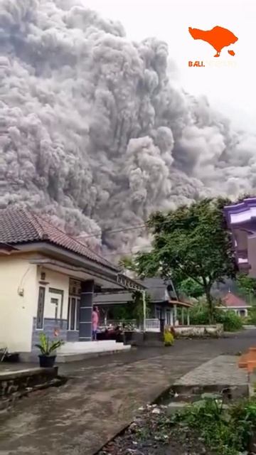 🌋 Самый высокий вулкан Явы — Семеру — выбросил в атмосферу мощный шлейф пепла.