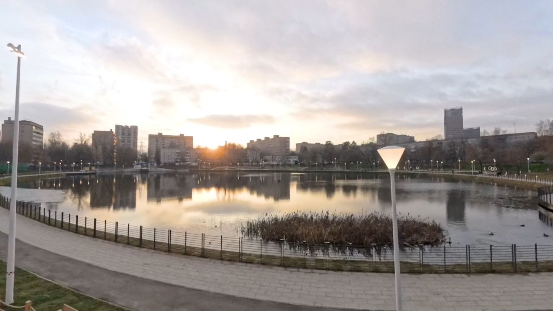 У Травинского озера появилась современная зона отдыха смотреть онлайн