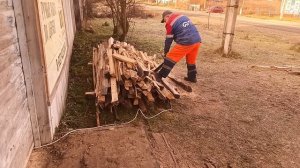 Горбыль пилю на дрова.