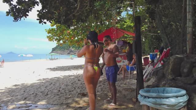 Фигуристые красивые женщины в микробикини смотреть онлайн