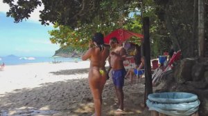 Фигуристые красивые женщины в микробикини