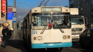 Троллейбус Екатеринбурга ЗиУ-682Г-012 [Г0А] №321 маршрут 26 на остановке "Проспект Ленина"