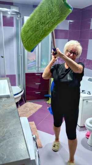 Сестра выгоняет меня шваброй и травит кота