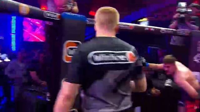 Фара Vs Ахмед Крик. Жесткий бой, Фара встал после симуляции и продолжил битву👊🏻