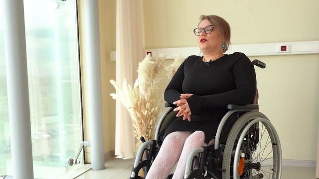 Девушка на инвалидной коляске: изменить взгляд на жизнь и достичь всего, о чём мечтала/ Сильные люди