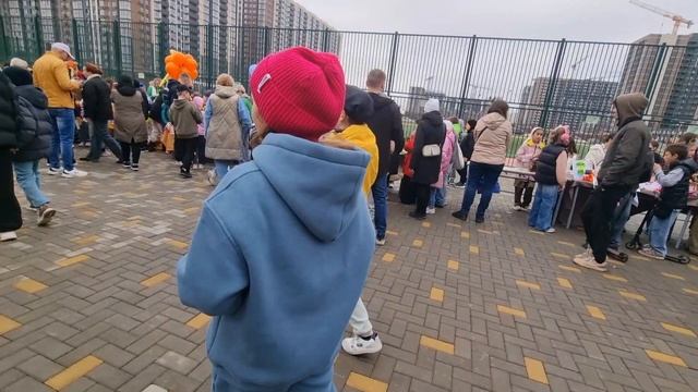 Веселюсь на школьной ярмарке 2025! Смотри до конца и узнаешь, что я купила! смотреть онлайн