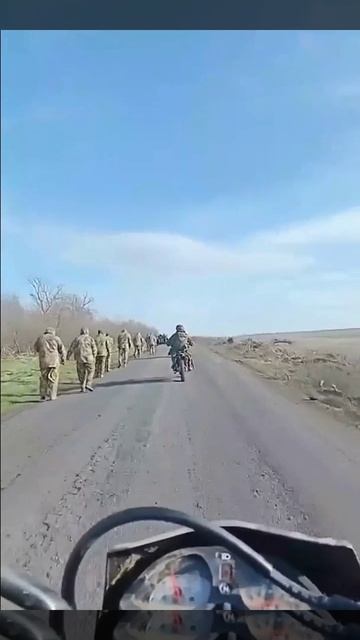 колонна пленных ВСУшников,ведут в тыл. Покровское направление смотреть онлайн