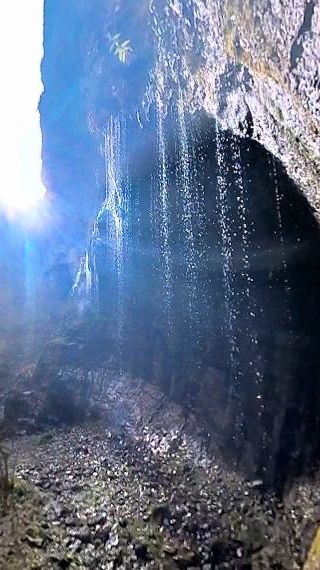 Карстовый водопад Тыжынты в Хуламо-Безенгийском ущелье 💖