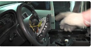 Снятие и установка подушки безопасности водителя на Приоре