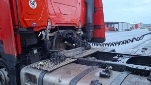 ЕВРОПА ДАЛЬНОБОЙ!! Небольшая поломка, порвались воздушные шланги на прицеп.Меняю шланги на базе!!