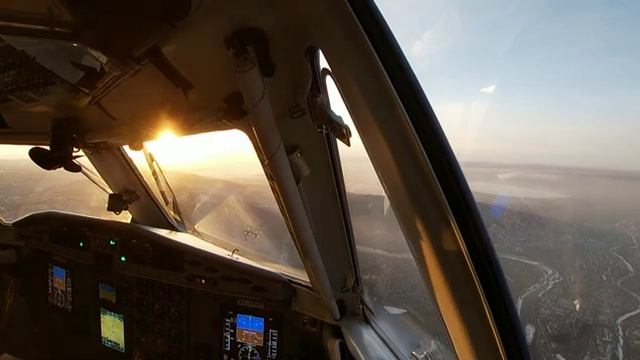 Заход на закате дня Л-410 Посадка в Чите . смотреть онлайн