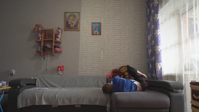 Парализованный мужчина работает СММщиком с помощью большого пальца ноги / Сильные люди