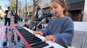 Четырёхлетняя Певица На улице:))     Маленькая талантливая девочка поёт песню Джона Ленон